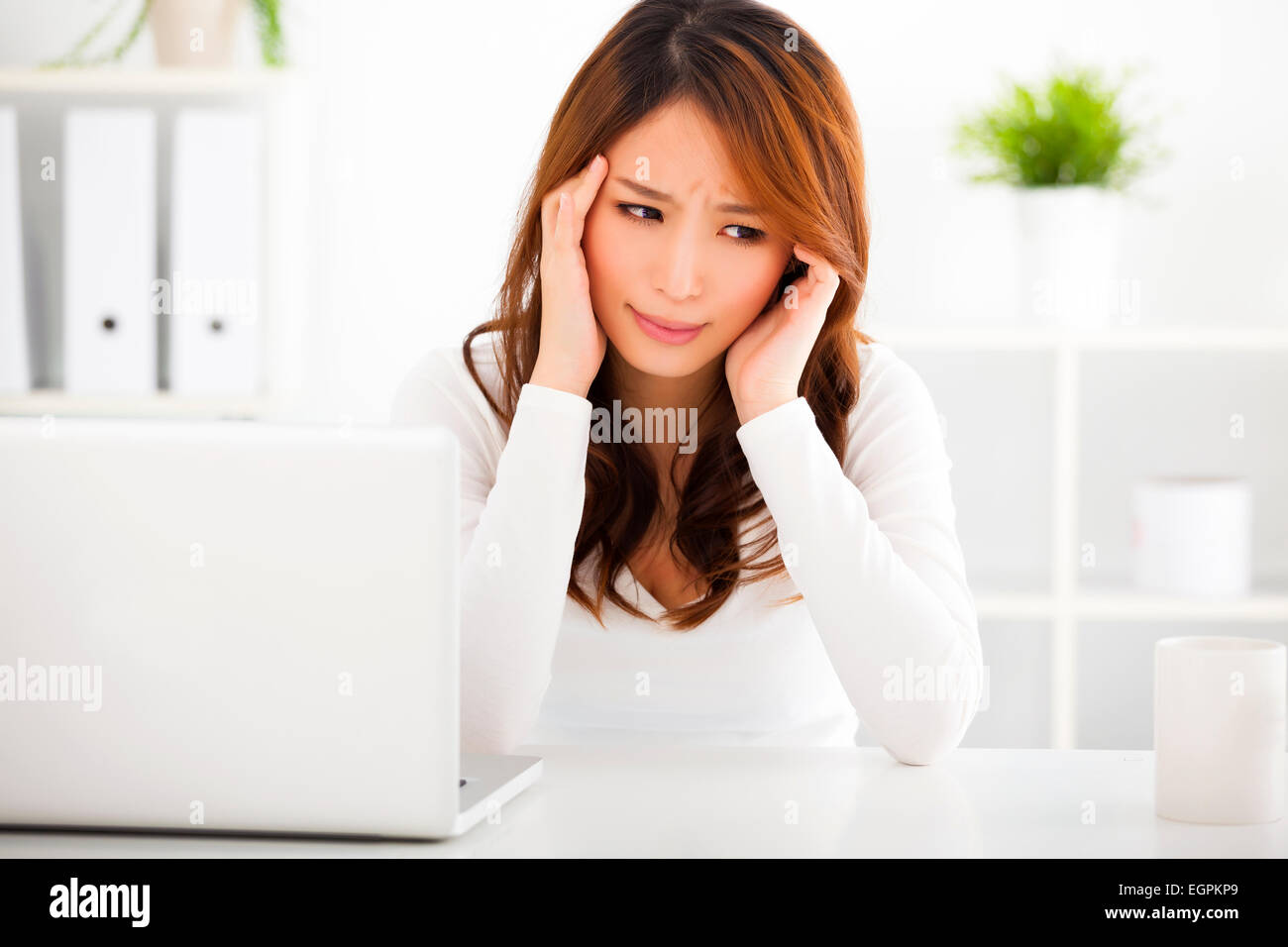 Souligné young woman with laptop Banque D'Images