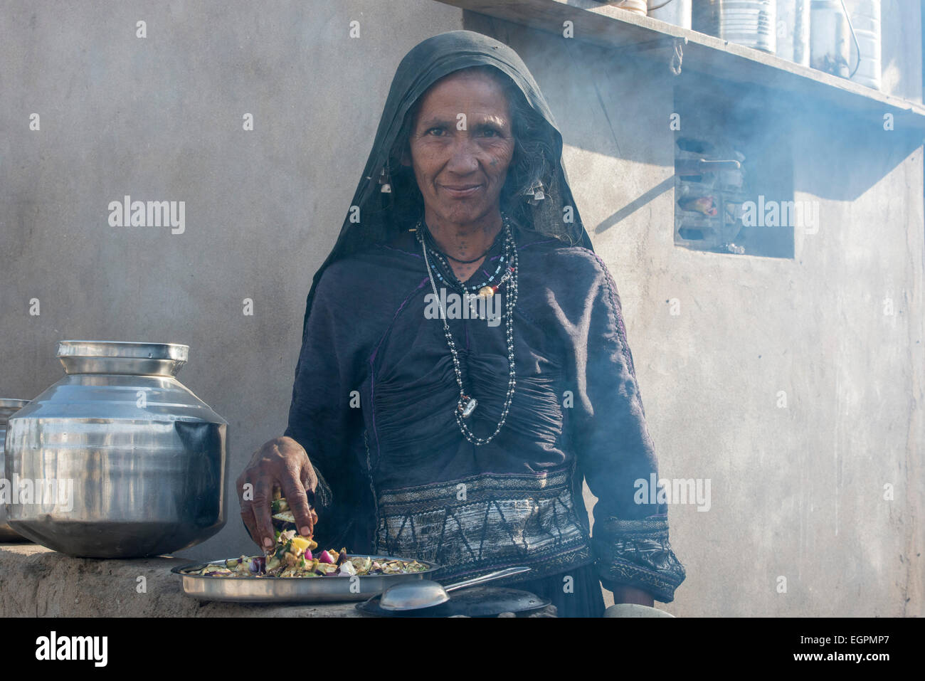 Vagadia Rabari dame la cuisson, Kutch Banque D'Images