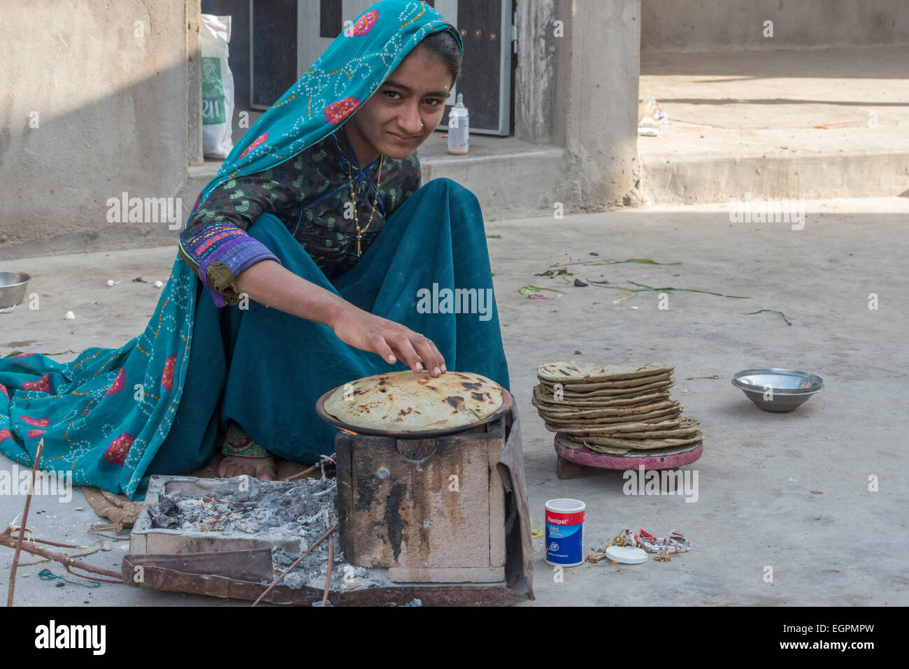 Jeune femme Vagadia Rabari Roti au four, Kutch Banque D'Images