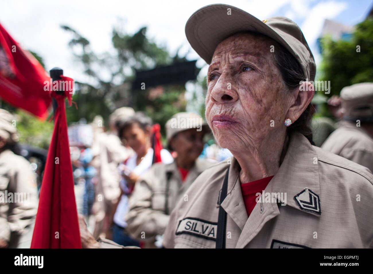 Caracas, Venezuela. 28 Février, 2015. Un membre de la Milice bolivarienne prend part à une marche pour commémorer le 26e anniversaire de les mobilisations du 27 février 1989, aussi connu comme le "Caracazo", et à l'appui de l'administration de Nicolas Maduro à Caracas, Venezuela, le 28 février 2015. © Boris Vergara/Xinhua/Alamy Live News Banque D'Images