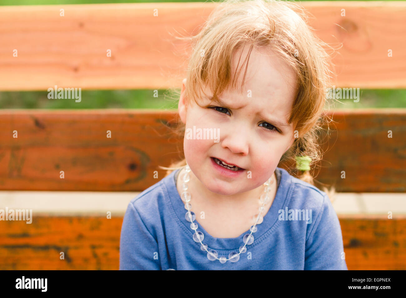 Style de vie portrait d'une jeune fille dans un parc avec lumière naturelle. Banque D'Images