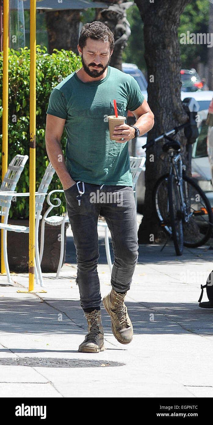 Shia LaBeouf portant un vieux t-shirt vert clair et noir jeans skinny avec  bottes hirsute s'éteint pour un café de glace avec : Shia LaBeouf Où : Los  Angeles, United States Quand :