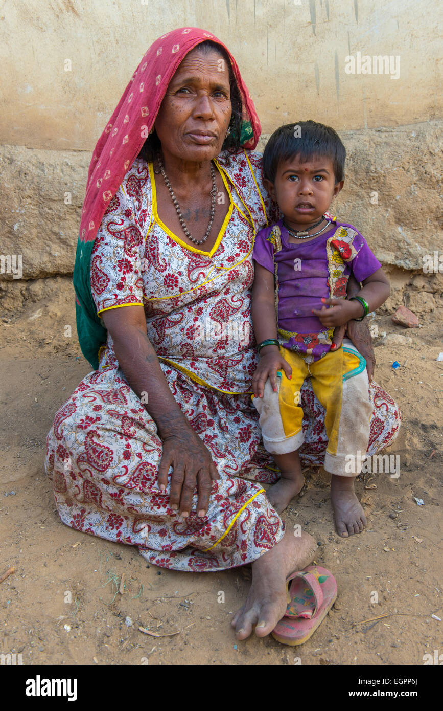 Marawada grand-mère et enfant, Kutch Banque D'Images
