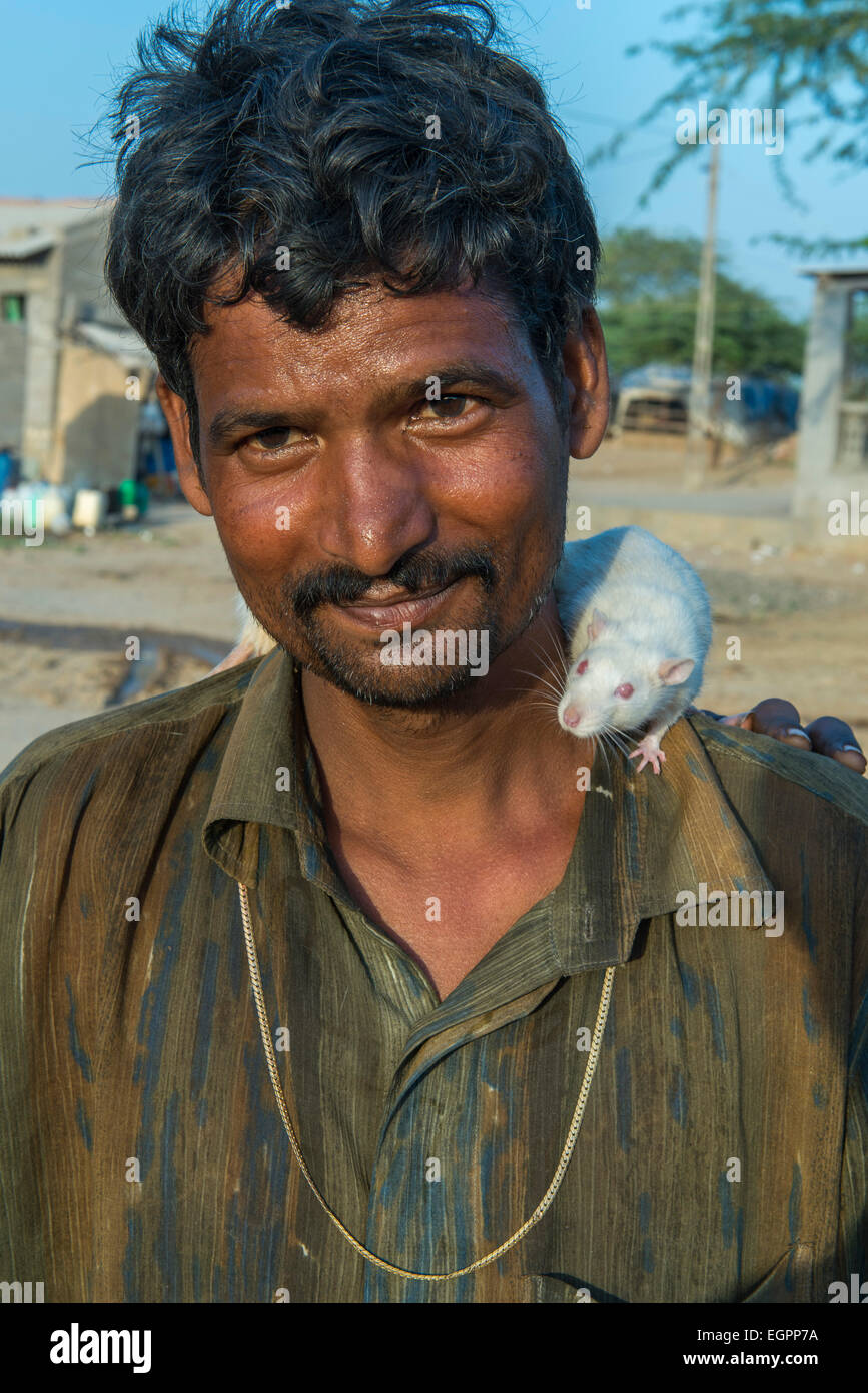 Homme Marawada avec rat blanc, Kutch Banque D'Images
