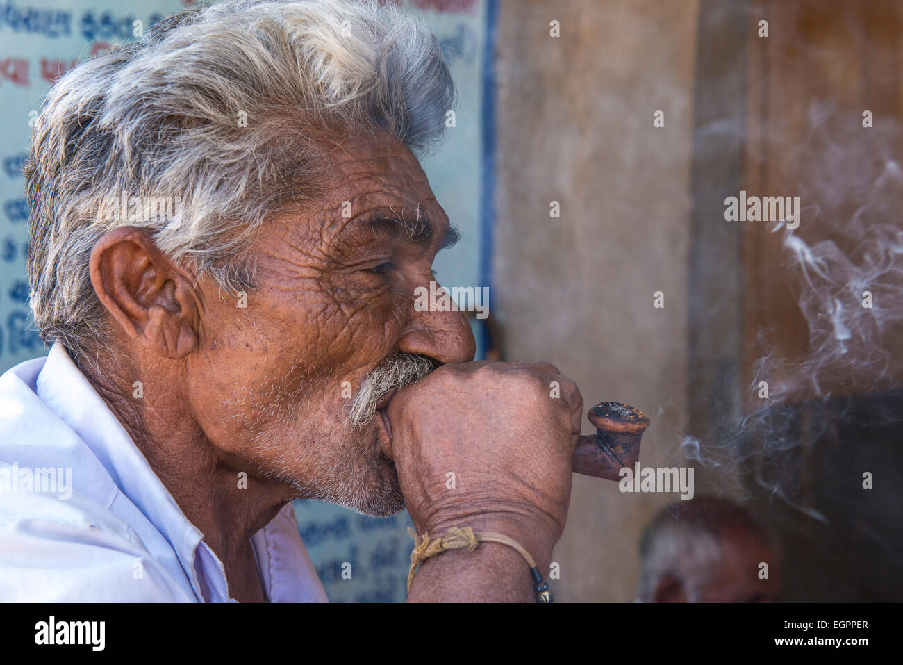 Charan Man Smoking, Kutch Banque D'Images