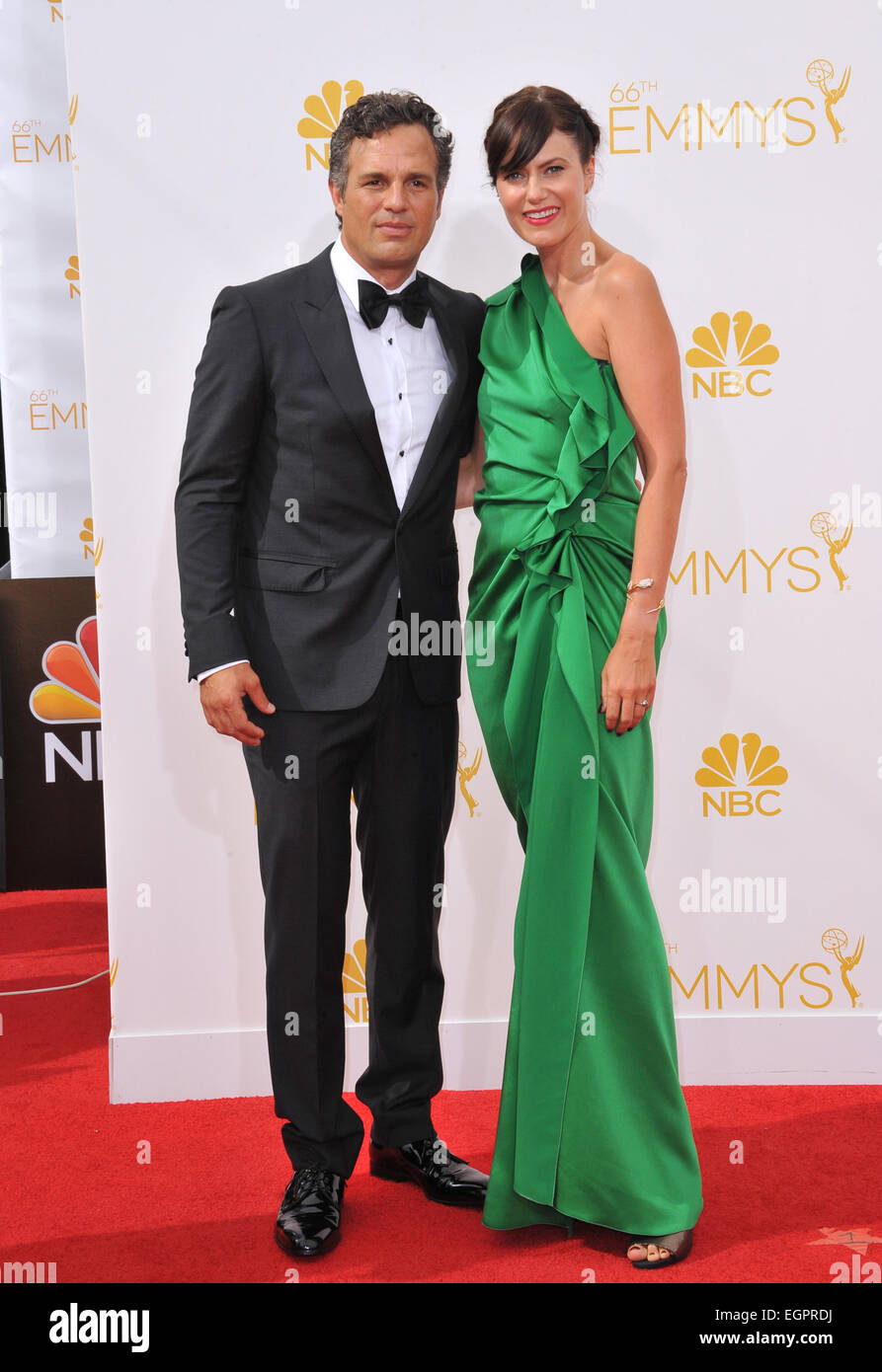 LOS ANGELES, CA - le 25 août 2014 : Mark Ruffalo & femme Sunrise Coigney à la 66e Primetime Emmy Awards au Nokia Theatre L.A. Vivre la ville de Los Angeles. Banque D'Images
