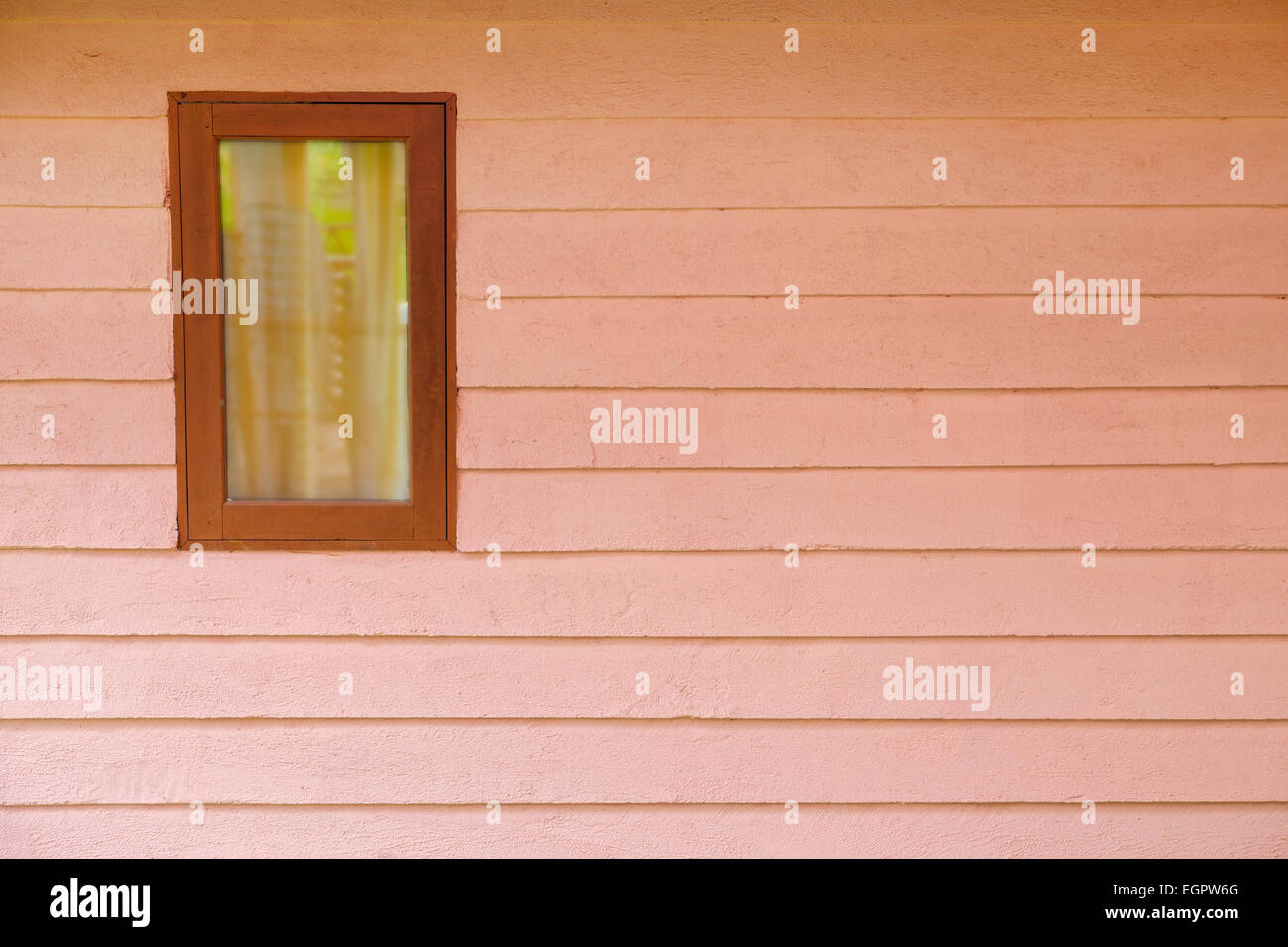 Fenêtre en bois antique avec mur rose Banque D'Images