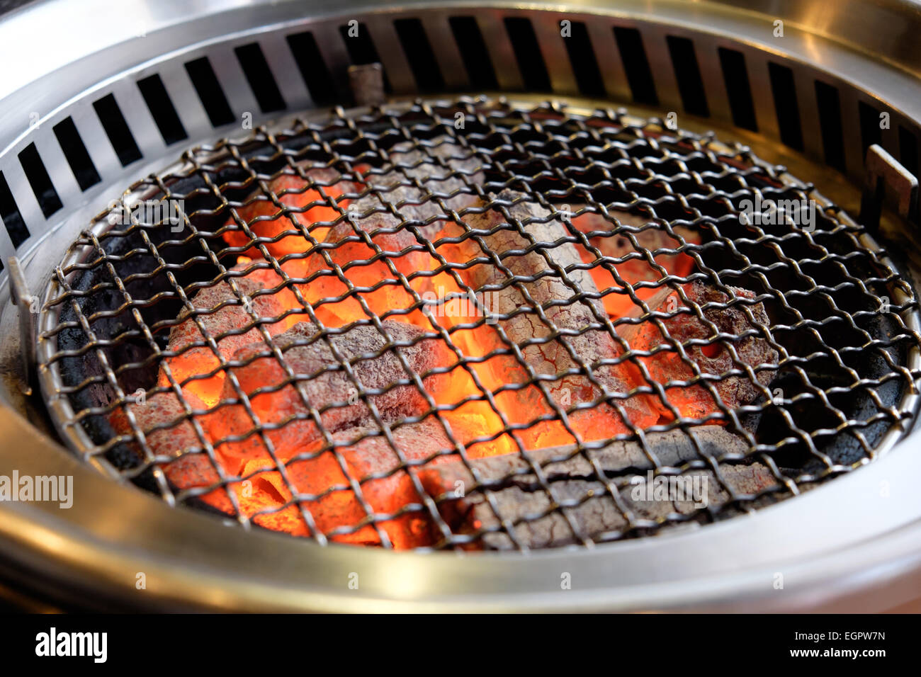 Barbecue grill vide avec le feu du charbon de bois Banque D'Images