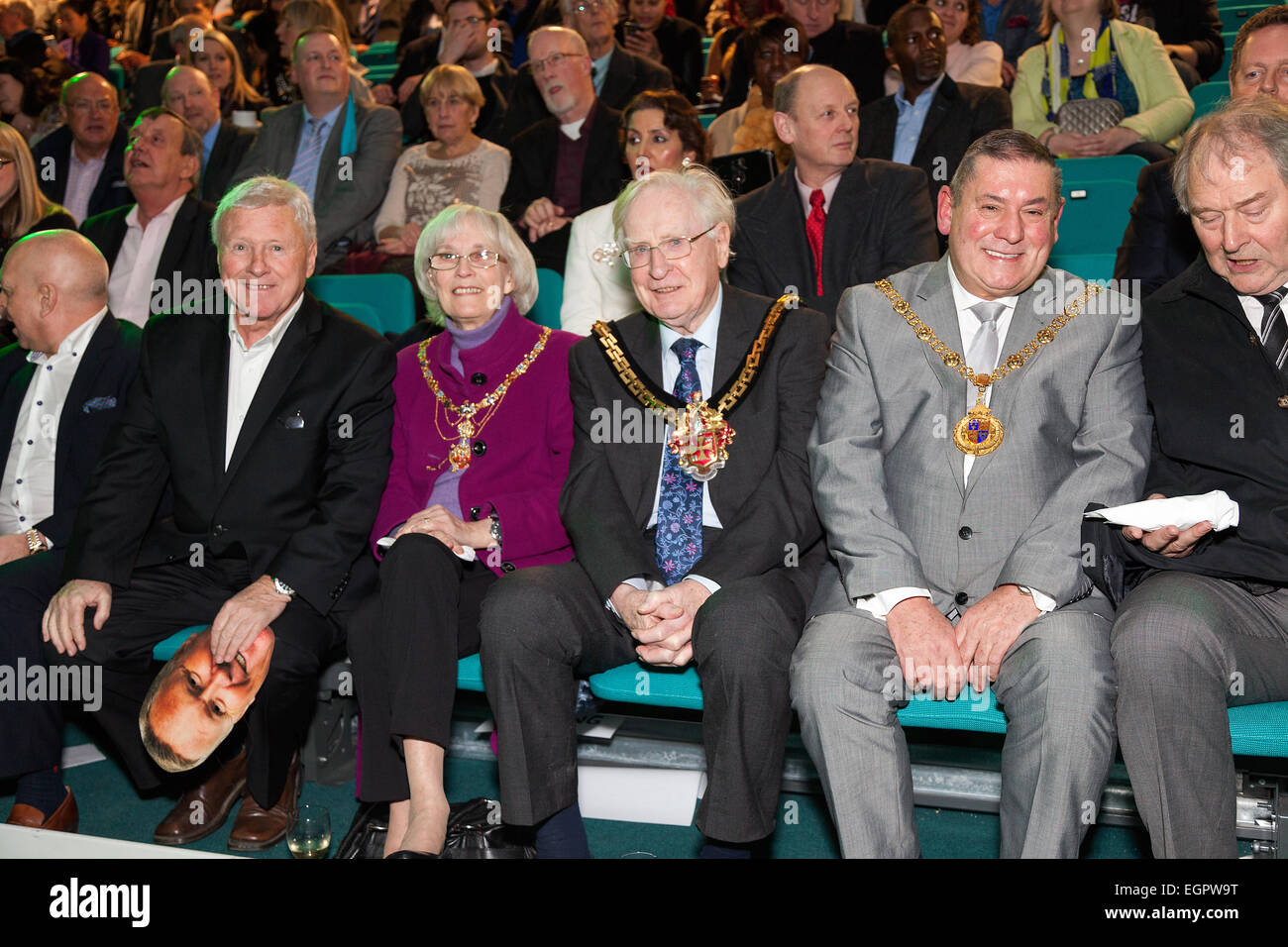 Birmingham, West Midlands, Royaume-Uni. 28 Février, 2015. Diffuseur présentateur David Hamilton gauche avec le maire et le maire de Lichfield et le maire de Walsall lors du lancement de la nouvelle station de télévision des Midlands. Big Center TV est la nouvelle station de télévision locale pour les Midlands - Birmingham, Birmingham, Wolverhampton, Solihull et le Black Country. La chaîne a commencé à émettre sur la TNT 8 à 6h le samedi 28 février 2015. La station dessert un public potentiel de 2,3 millions de dollars autour de Birmingham et le Black Country. Crédit : John Henshall/Alamy Live News PAR0445 Banque D'Images