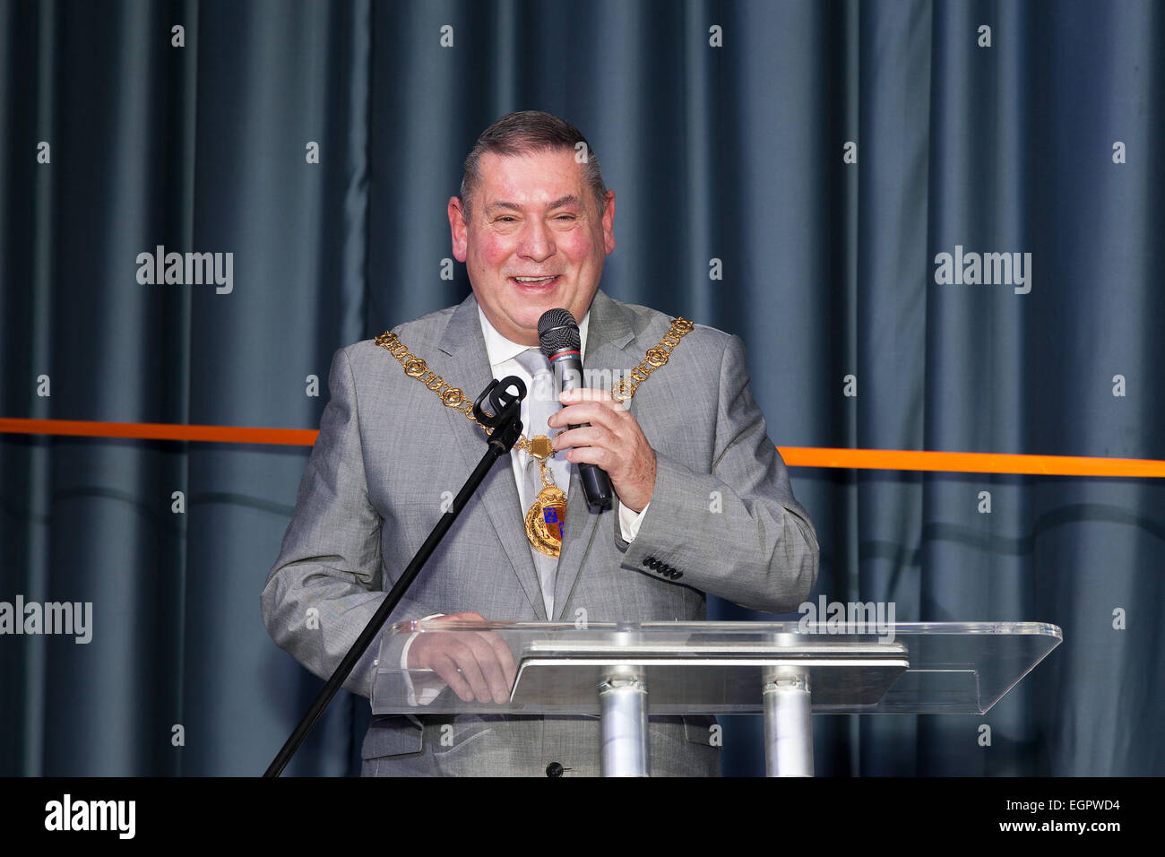 Birmingham, West Midlands, Royaume-Uni. 28 Février, 2015. Big Center TV passe sur l'air. Pete Smith Conseiller Maire de Walsall parle lors du lancement de la nouvelle station de télévision des Midlands. Big Center TV est la nouvelle station de télévision locale pour les Midlands - Birmingham, Birmingham, Wolverhampton, Solihull et le Black Country. La chaîne a commencé à émettre sur la TNT 8 à 6h le samedi 28 février 2015. La station dessert un public potentiel de 2,3 millions de dollars autour de Birmingham et le Black Country. Crédit : John Henshall/Alamy Live News PAR0443 Banque D'Images