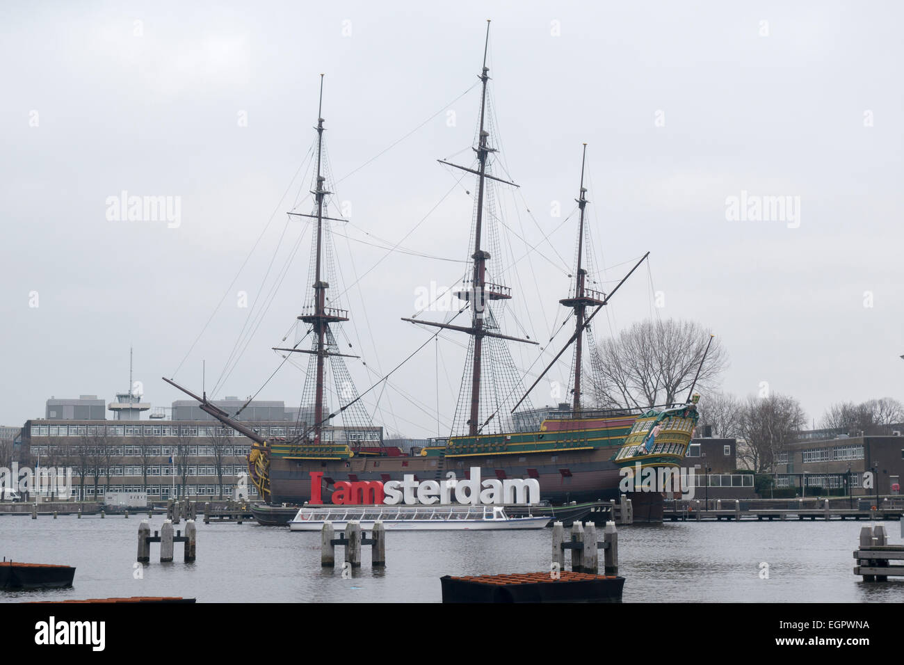 Vue d'amsterdam je signe en Oosterdok, Amsterdam, en face du grand voilier historique Banque D'Images