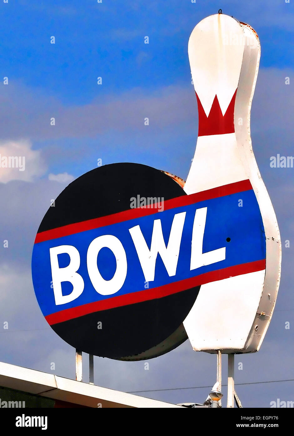 Un signe est vu à un bowling à Kissimmee, en Floride. Banque D'Images