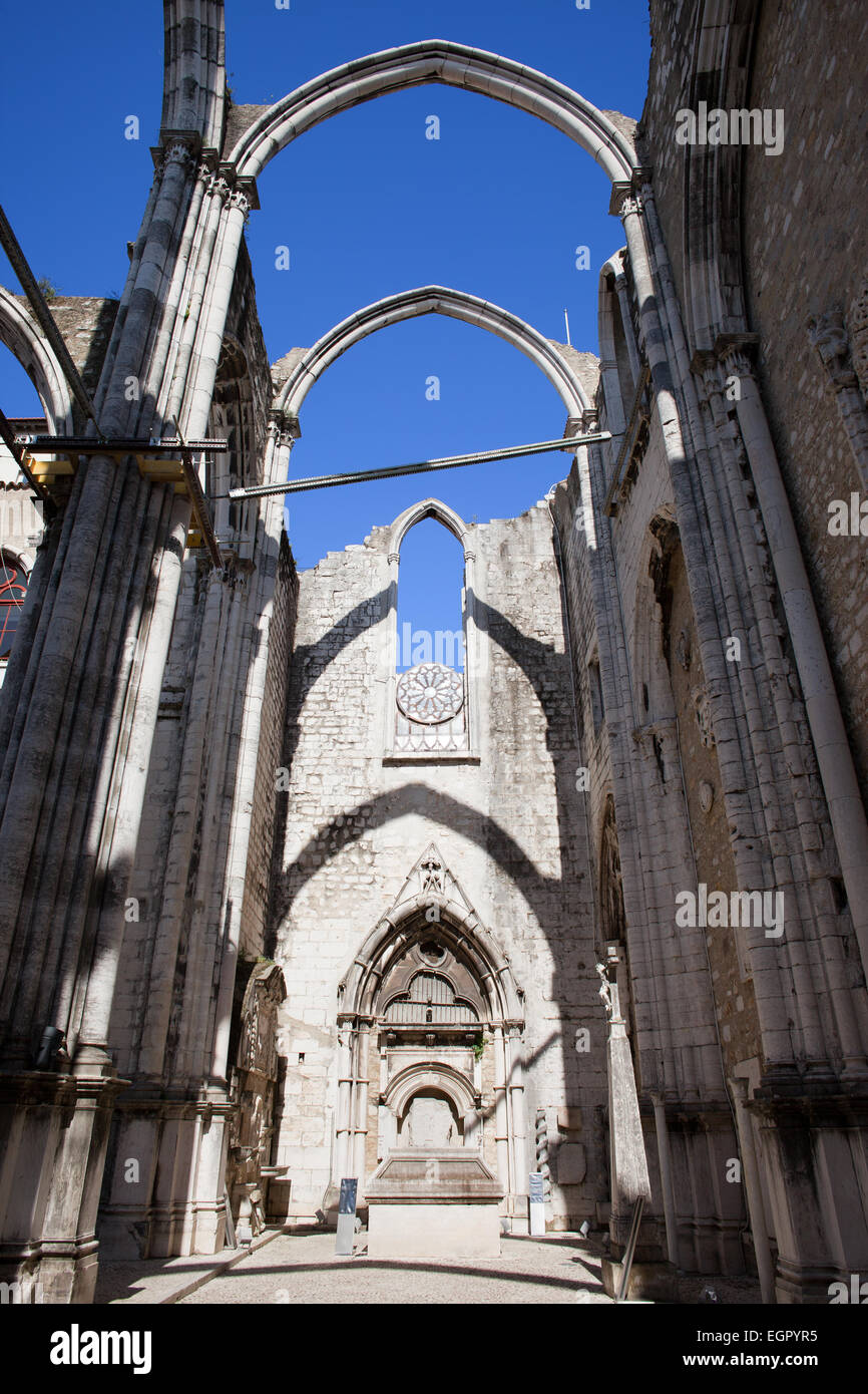 Lisbonne, Portugal, ruines de la 14th-15th century Gothic church Igreja do Carmo, endommagé par le tremblement de terre en 1755. Banque D'Images