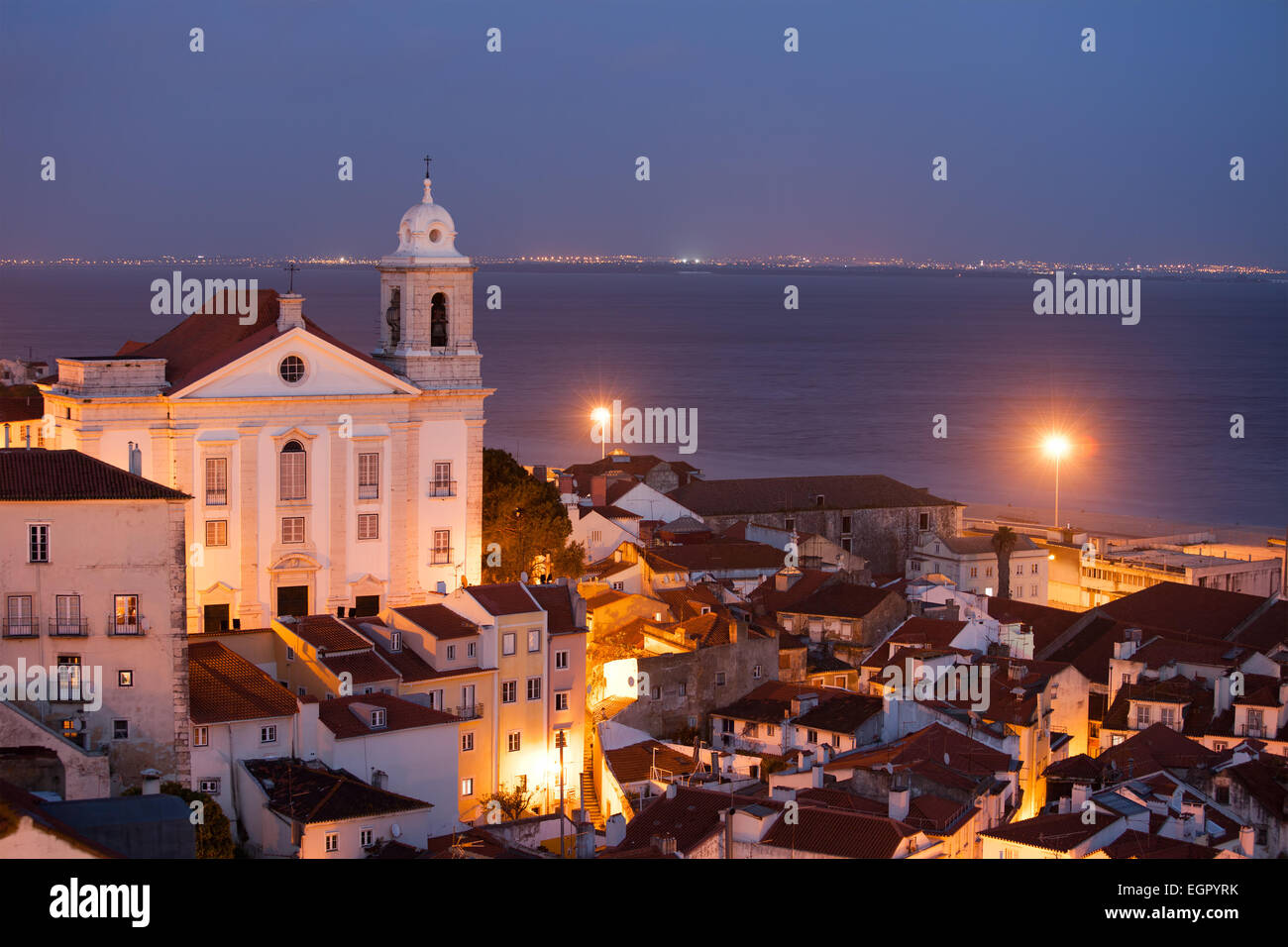 Église Santo Estevao et Lisbon cityscape au Portugal pendant la nuit. Banque D'Images