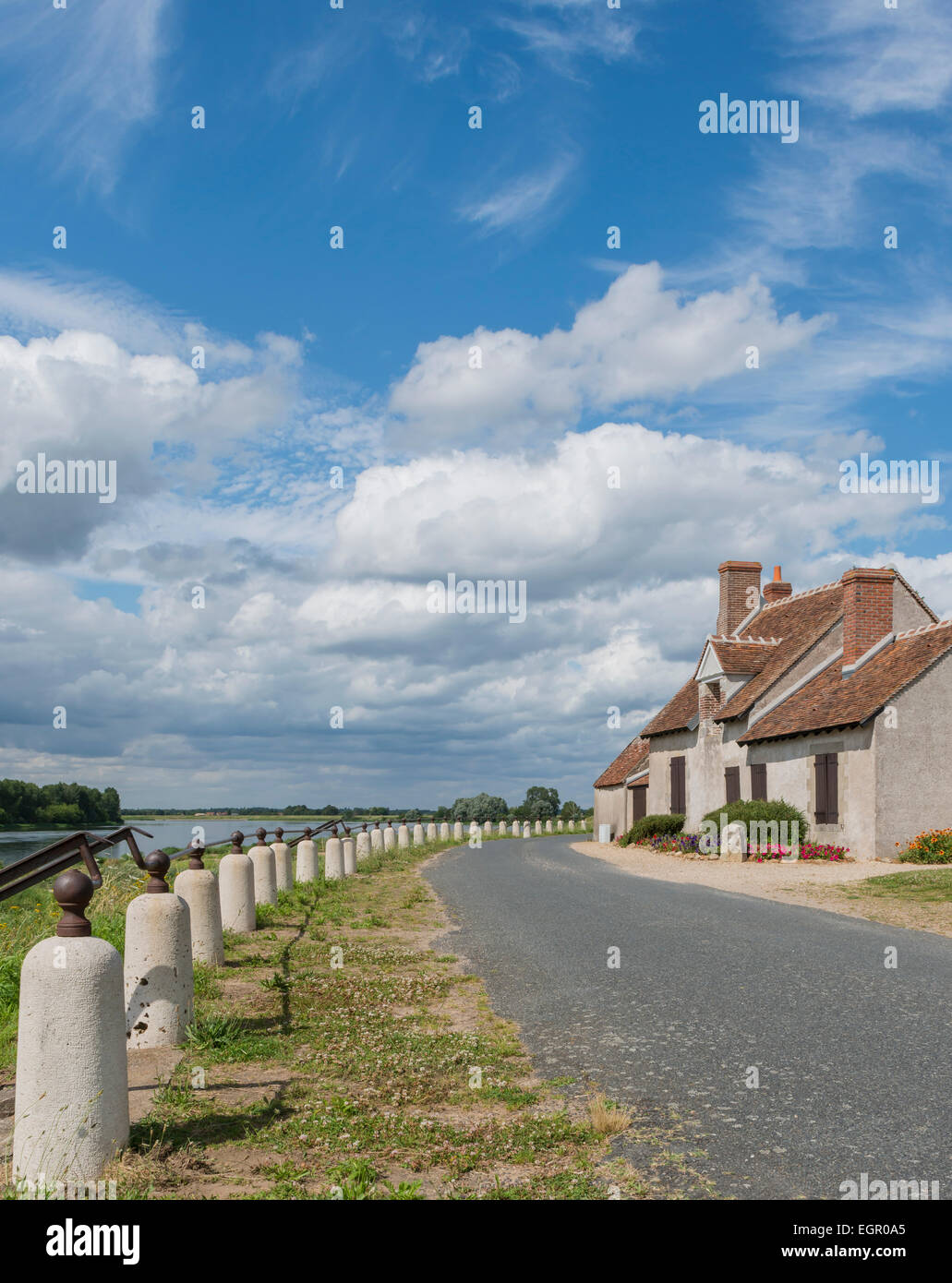 Dyke, route et maisons près de la Loire en France. Beatifull ciel bleu avec des nuages. Banque D'Images