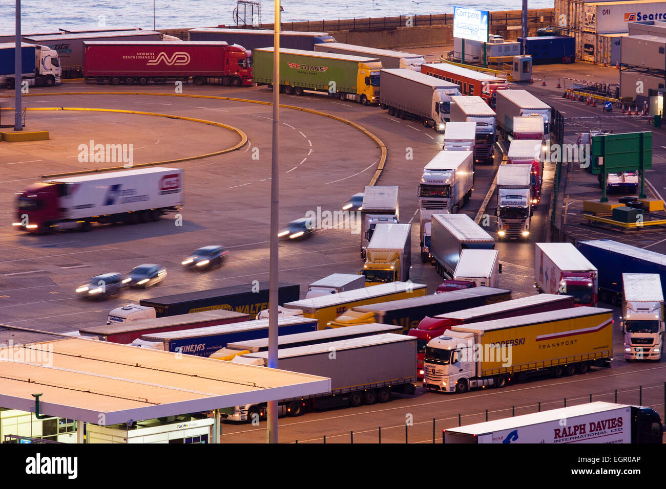 Vue aérienne du port de Douvres en début de matinée, deux rangées de camions se déplacent lentement lorsqu'ils traversent l'immigration après être venus de France. Banque D'Images