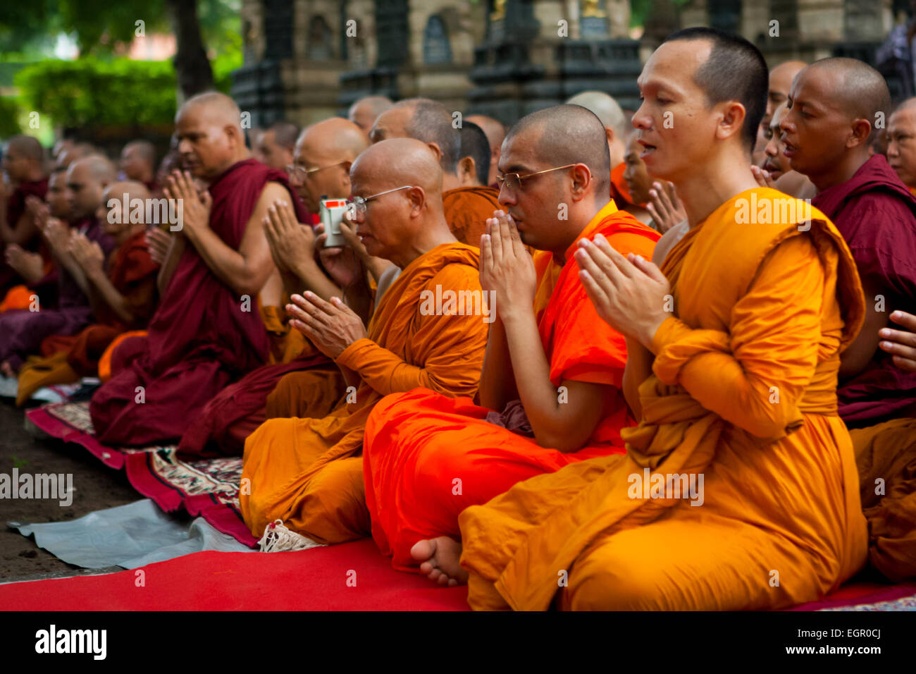 Les moines bouddhistes du temple de la Mahabodhi à Bodhgaya, en Inde, un jour après le terrorisme d'une bombe le 7 juillet 2013. Banque D'Images