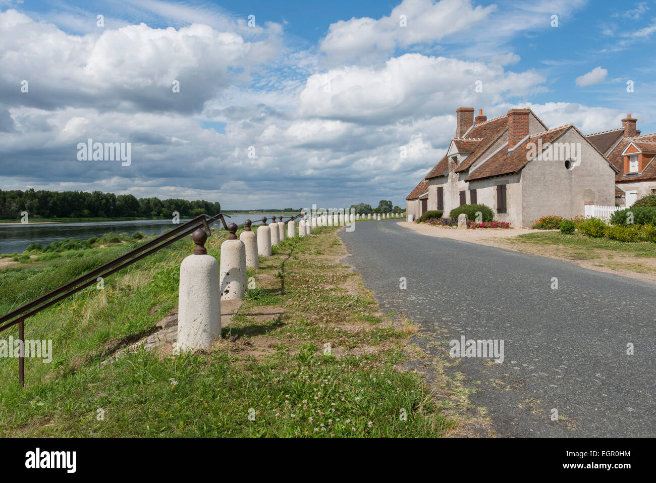 Dyke, route et maisons près de la Loire en France. Beau ciel bleu avec des nuages. Banque D'Images