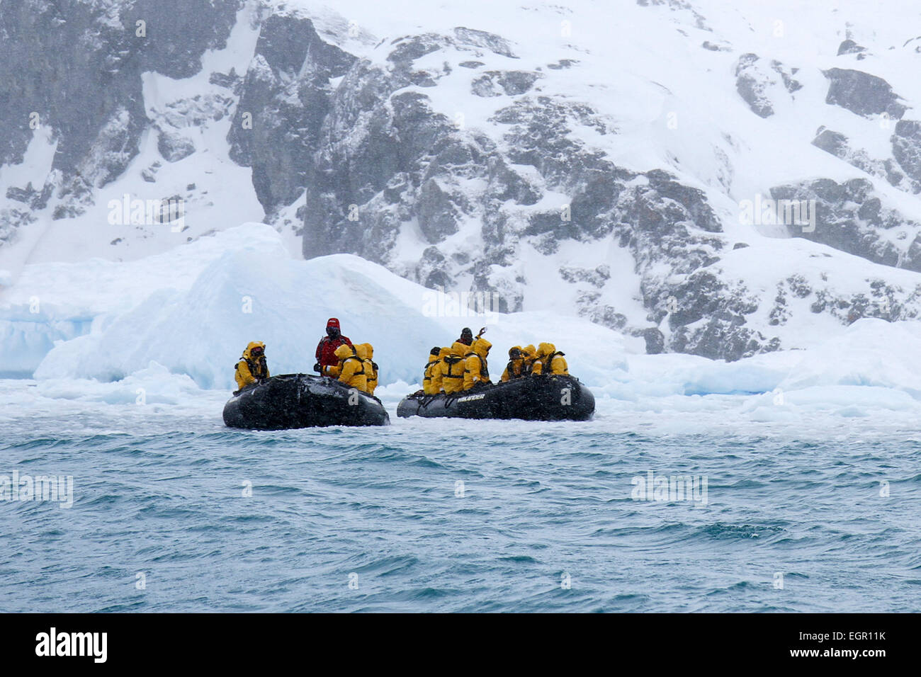 Les touristes sur les bateaux gonflables rigides Zodiac, Cierva Cove, l'Antarctique Banque D'Images