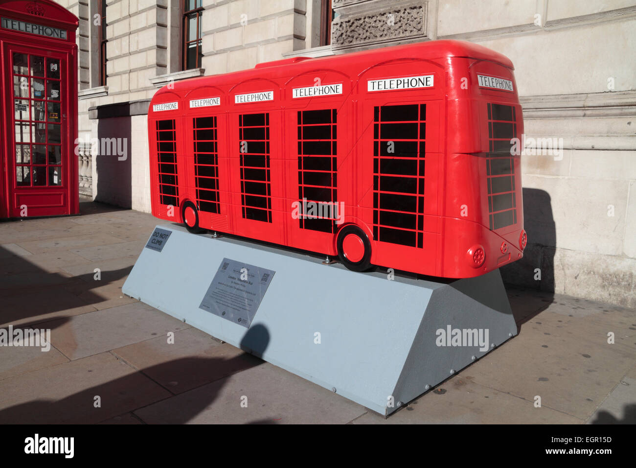 London Bus combiné téléphonique en forme et fort d'art à Westminster, London, UK. Banque D'Images