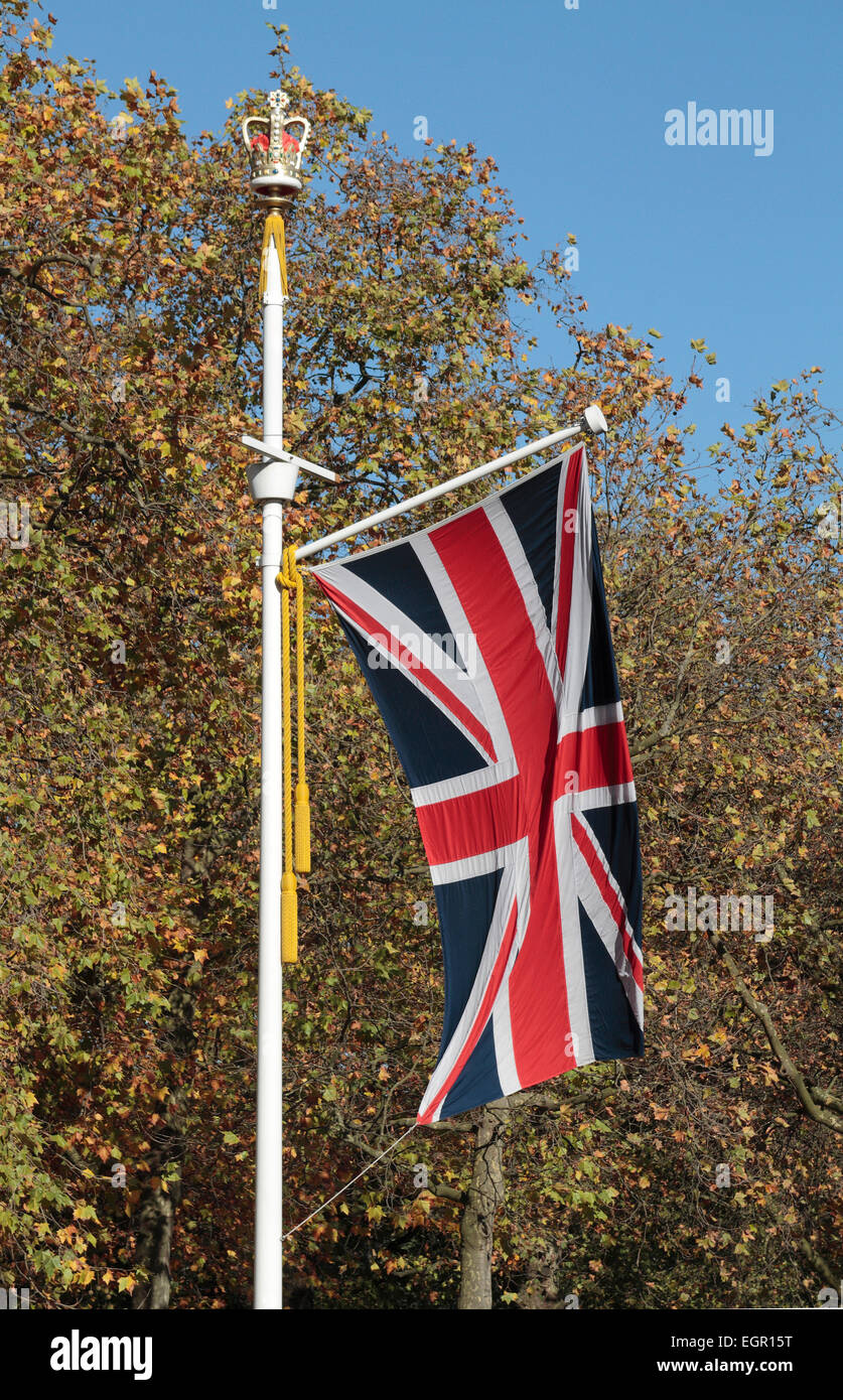 Cérémonie de l'Union, se battant au-dessus du Mall près de Buckingham Palace, London, UK. Banque D'Images