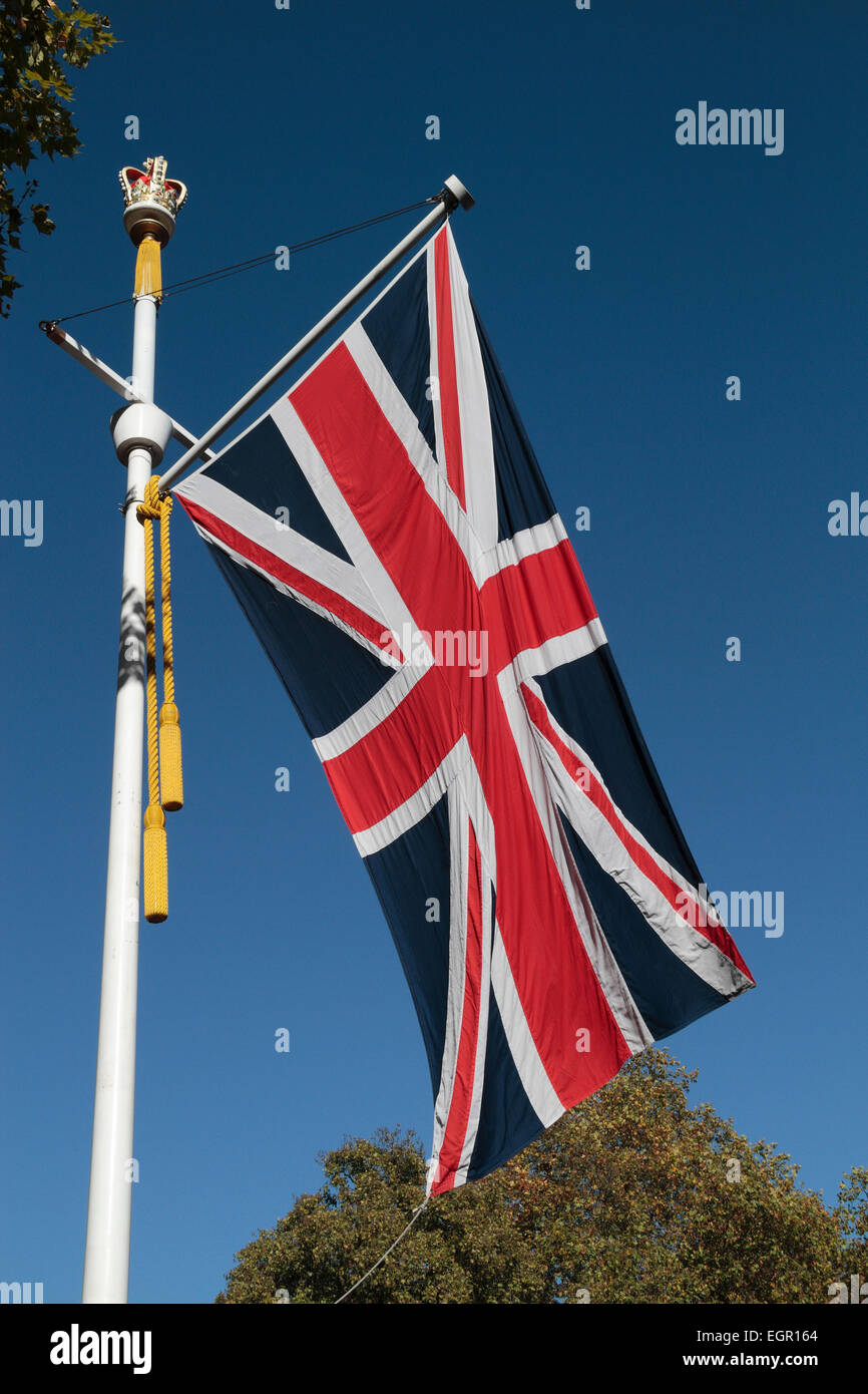 Cérémonie de l'Union, se battant au-dessus du Mall près de Buckingham Palace, London, UK. Banque D'Images