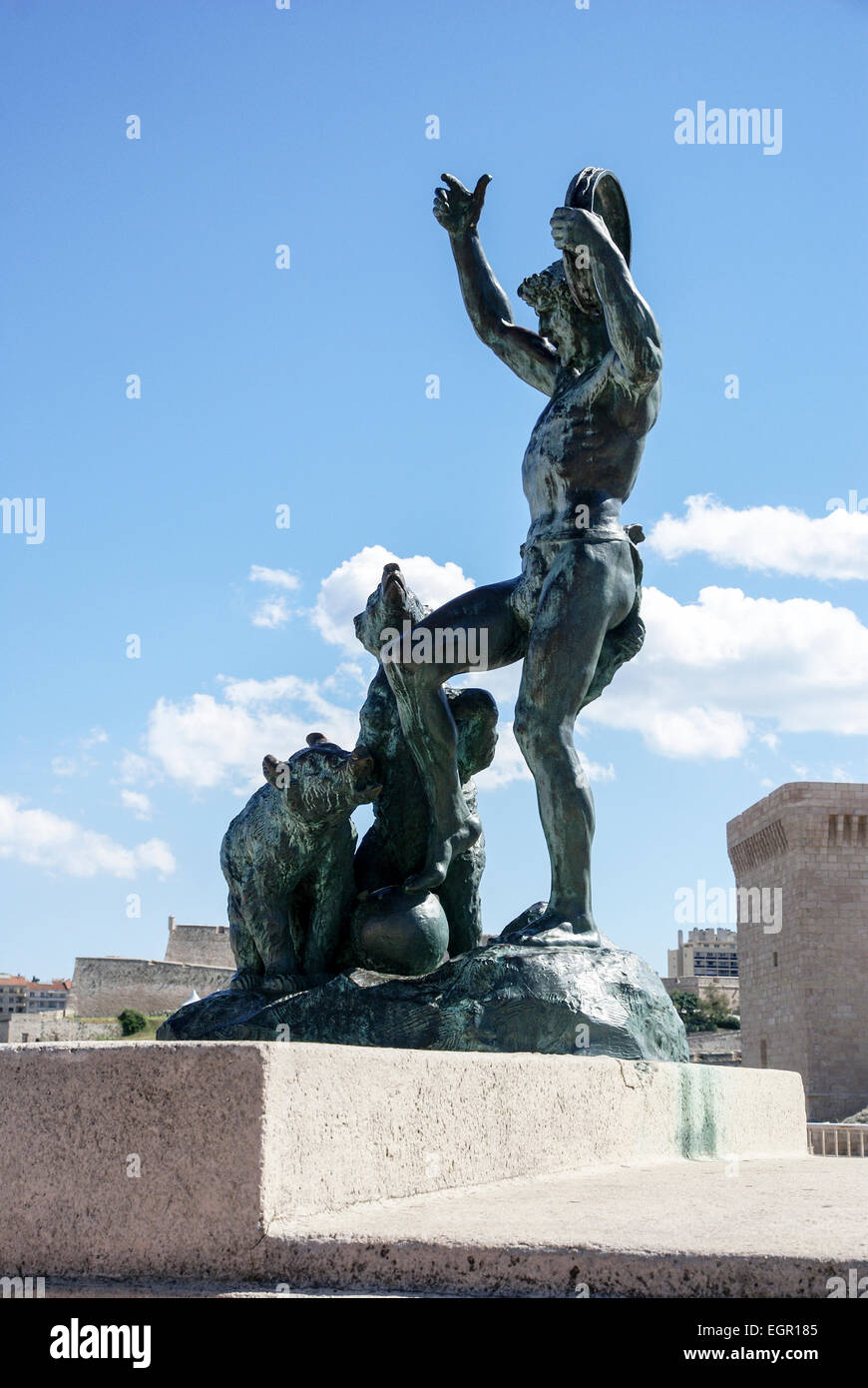 Marseille, France, le formateur de l'ours jouant du tambourin Sculpture en bronze de Louis Botinelly (1911) Banque D'Images