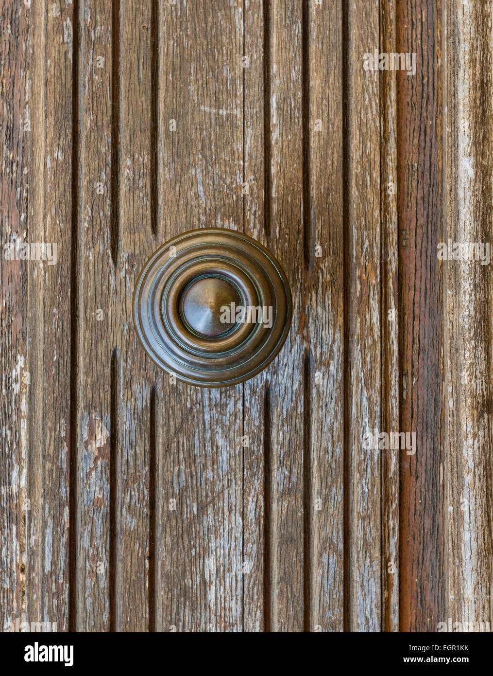 Vieille porte marron avec poignée de porte en France. Banque D'Images