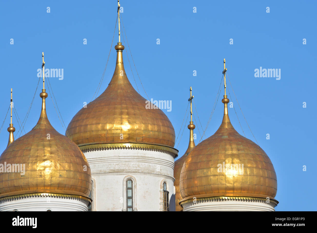 Dômes dorés des églises orthodoxes du Kremlin de Moscou. Dôme doré sur le fond bleu du ciel. Banque D'Images