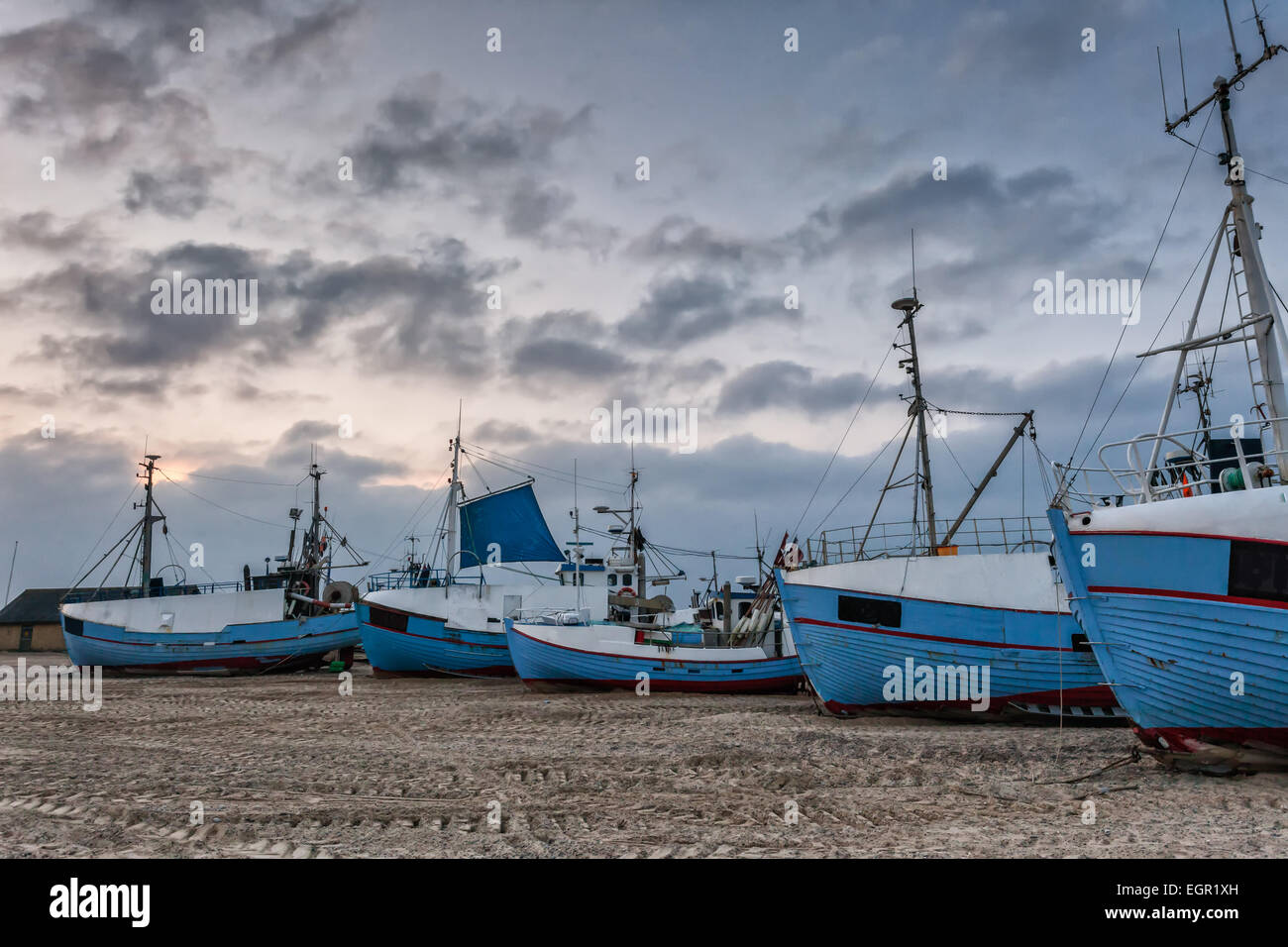 Bateaux de pêche sur des terres à Thorup plage sur la côte de la mer du Nord danois Banque D'Images