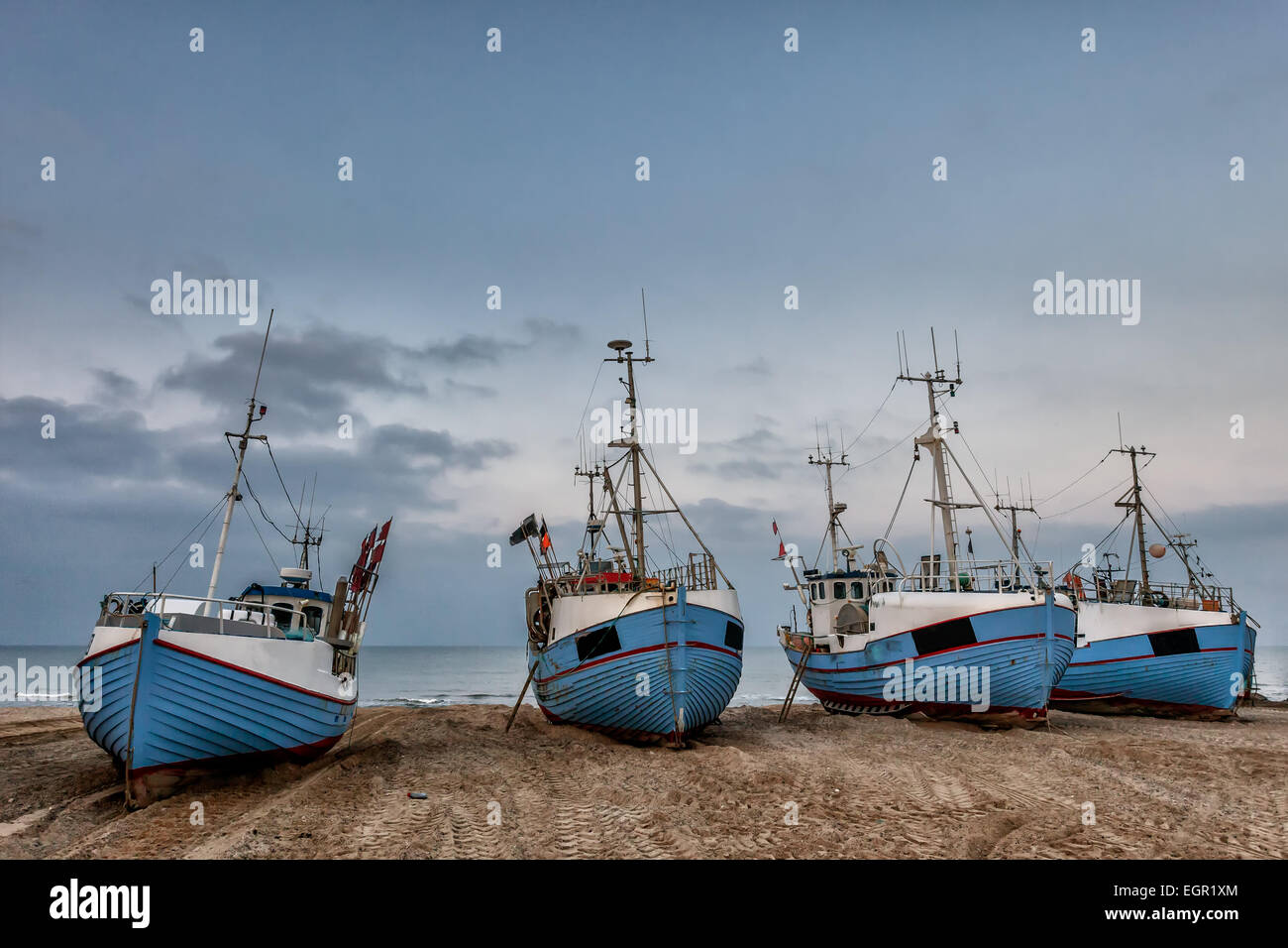 Bateaux de pêche sur des terres à Thorup plage sur la côte de la mer du Nord danois Banque D'Images