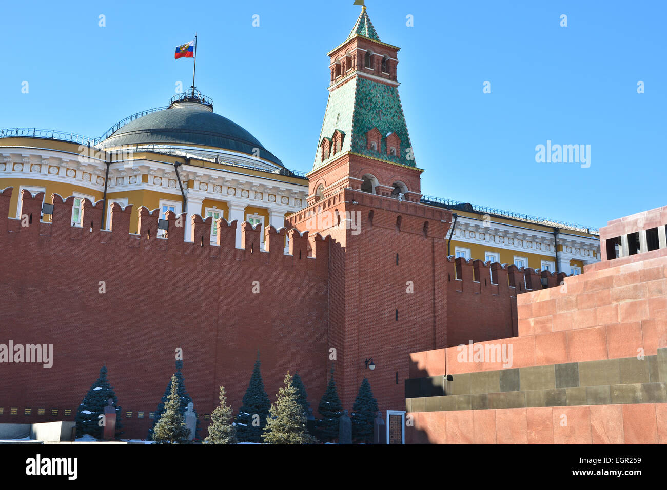 La place Rouge, le Kremlin de Moscou et le mausolée de Lénine. Le soleil clair lights tours du Kremlin, le mur et le mausolée. Banque D'Images