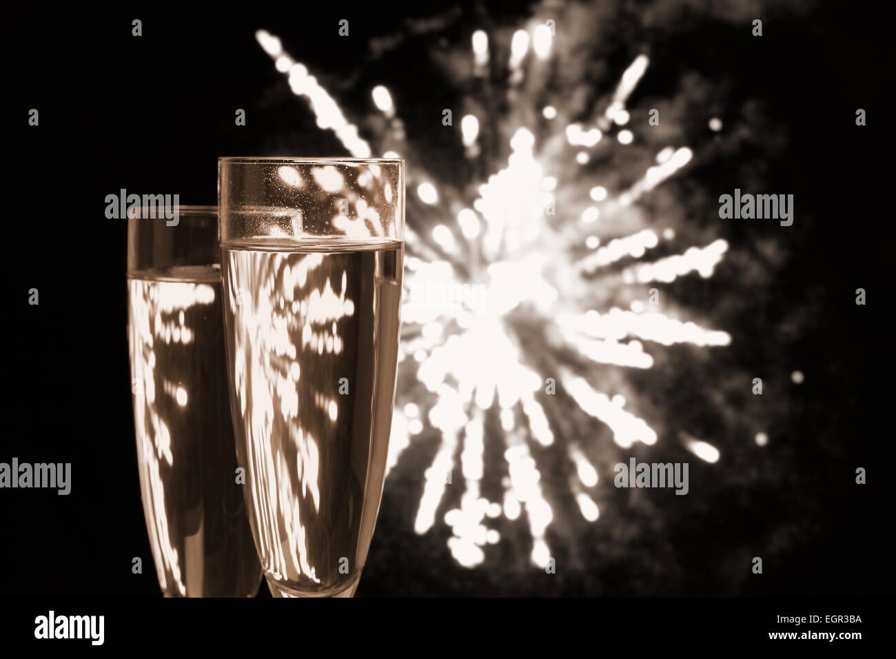 Deux verres de champagne au fond d'artifice nuit Banque D'Images