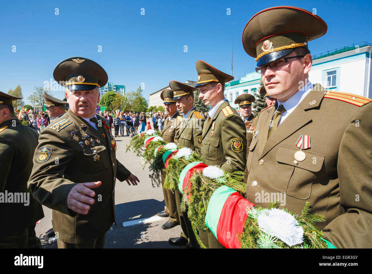 Dobrush région de Gomel (Bélarus), - le 9 mai 2014 : les agents non identifiés se prépare à jeter biélorusse de gerbes au Monument à l'automne Banque D'Images