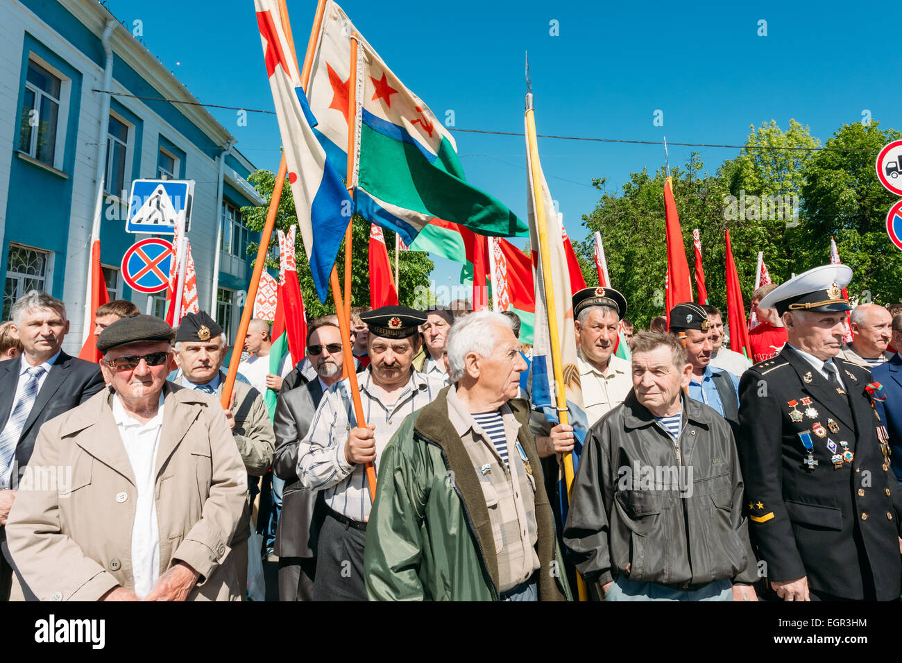 Dobrush région de Gomel (Bélarus), - le 9 mai 2014 : biélorusse non identifiés d'anciens combattants défilent tiennent des couronnes et des drapeaux de la G Banque D'Images