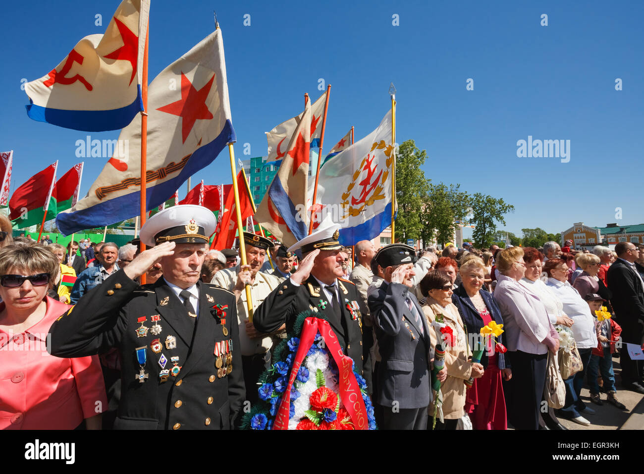 Dobrush région de Gomel (Bélarus), - le 9 mai 2014 : biélorusse non identifiés d'anciens combattants défilent tiennent des couronnes et des drapeaux de la G Banque D'Images
