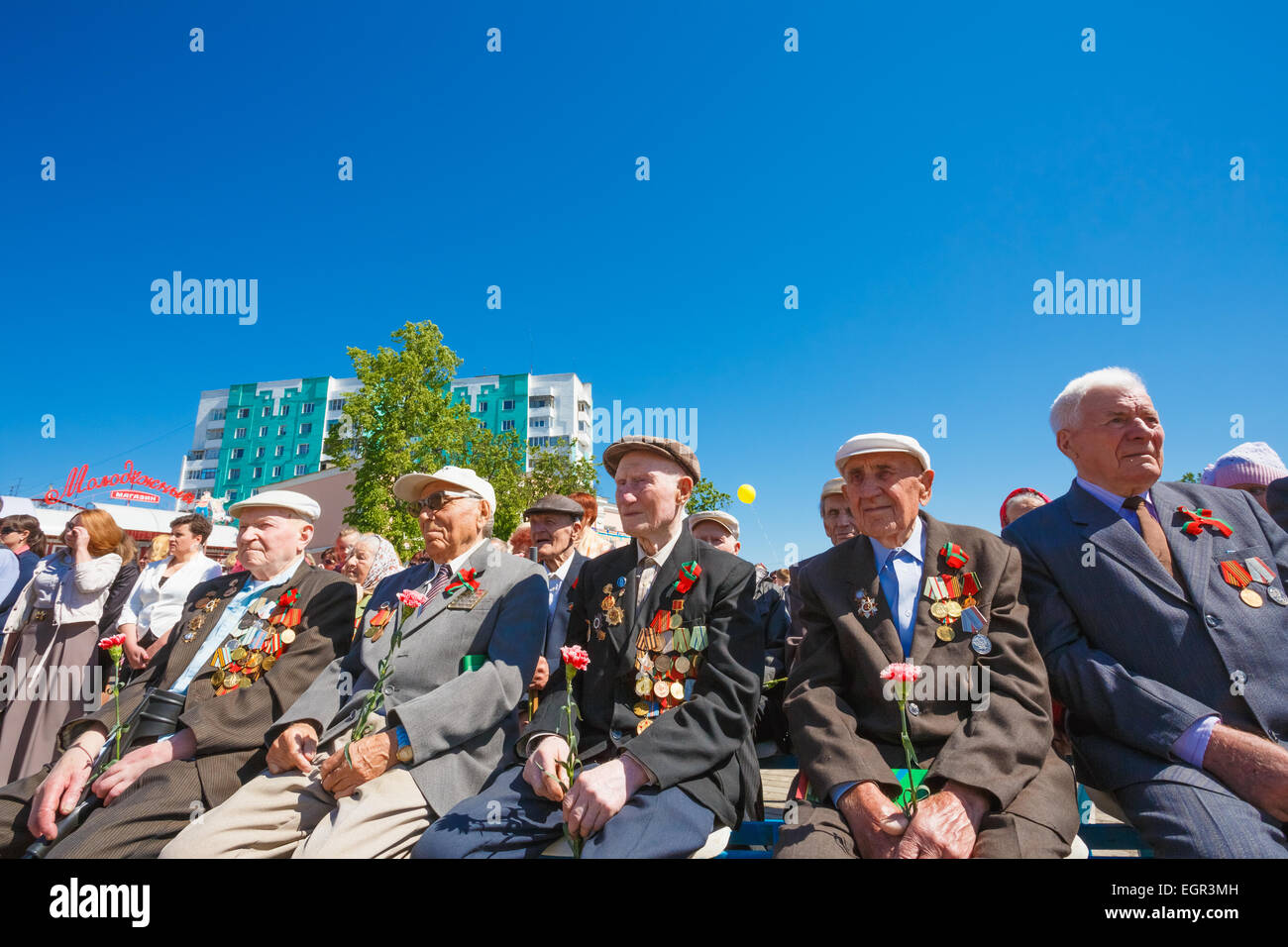 Dobrush région de Gomel (Bélarus), - le 9 mai 2014 : les agents non identifiés au cours de la célébration du Jour de la victoire. Banque D'Images