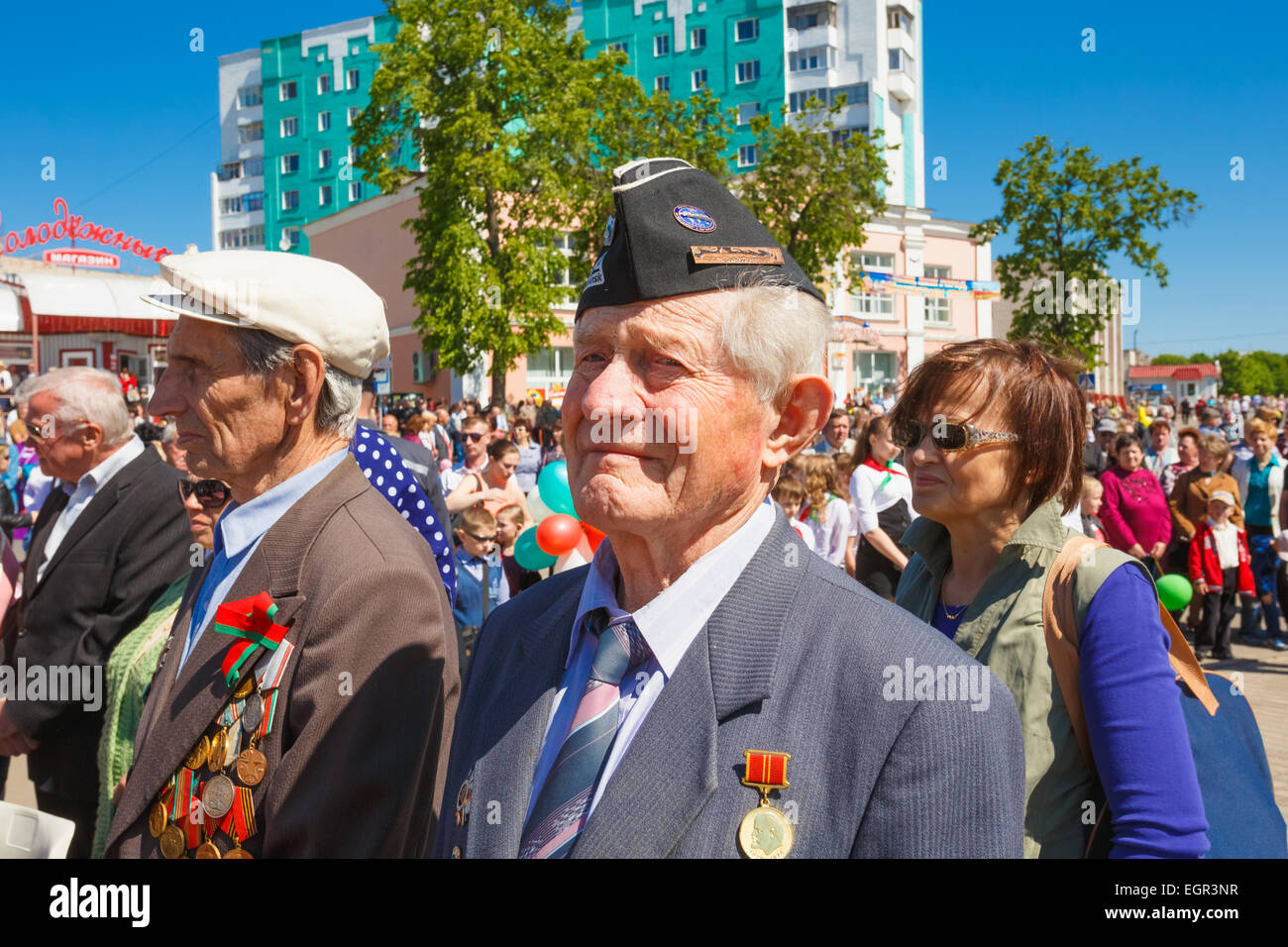 Dobrush région de Gomel (Bélarus), - le 9 mai 2014 : anciens combattants biélorusse non identifiés sur le défilé de la Grande Guerre Patriotique le jour de la Victoire Banque D'Images