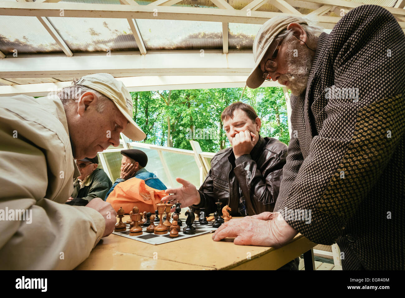 Biélorussie, MINSK - 9 mai 2014 : les retraités actifs, de vieux amis et de temps libre, les hommes s'amusant et en jouant aux échecs à city Banque D'Images