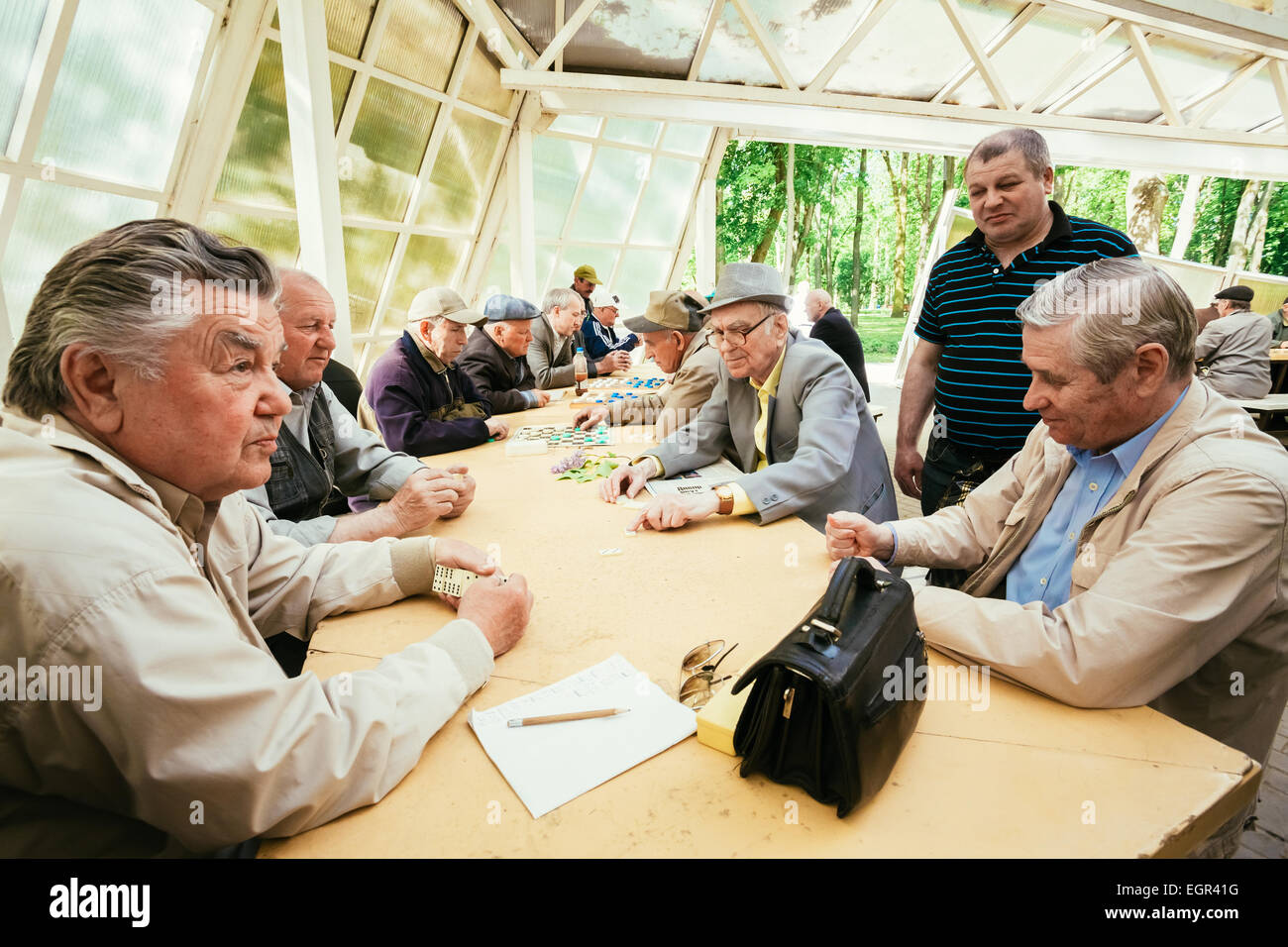 Biélorussie, MINSK - 9 mai 2014 : les retraités actifs, de vieux amis et de temps libre, les hommes âgés s'amuser et jouer à domino city Banque D'Images