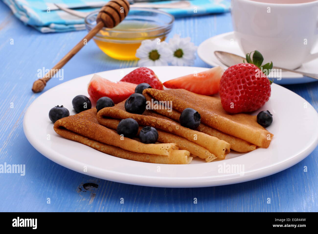 Pile de crêpes, des fraises fraîches et de miel de bleuet, Close up Banque D'Images