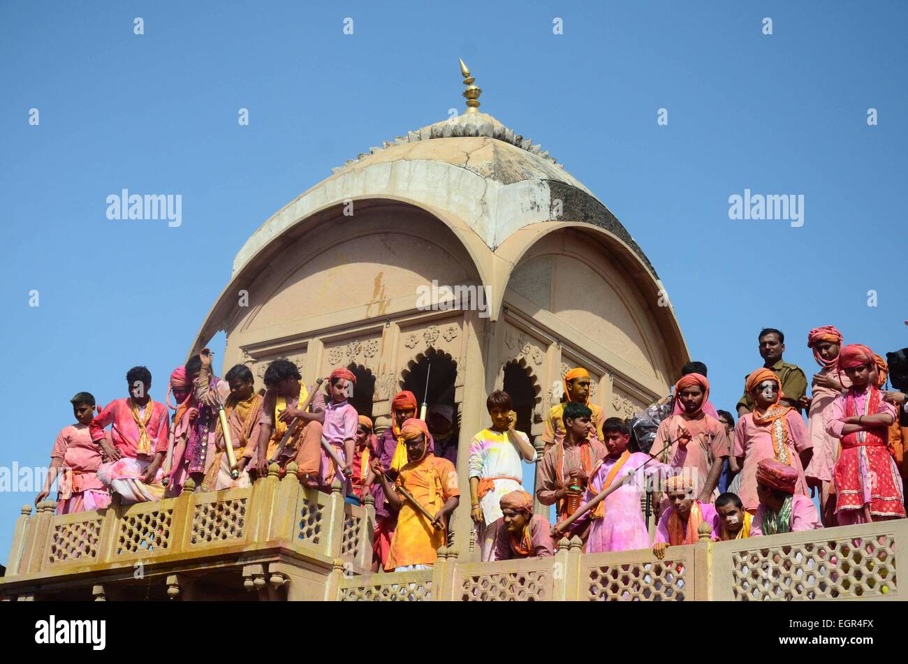 Le corps du disciple étaient couverts par une poudre de couleur au cours de Lathmar Holi Festival. Les couleurs remplir l'atmosphère que les gens jettent abeer et gulal en l'air montrant une grande joie et allégresse à l'arrivée de cette fête du printemps. Les rituels de l'ancien festival de Holi sont religieusement suivi chaque année avec soin et enthousiasme. © Prabhat Kumar Verma/Pacific Press/Alamy Live News Banque D'Images