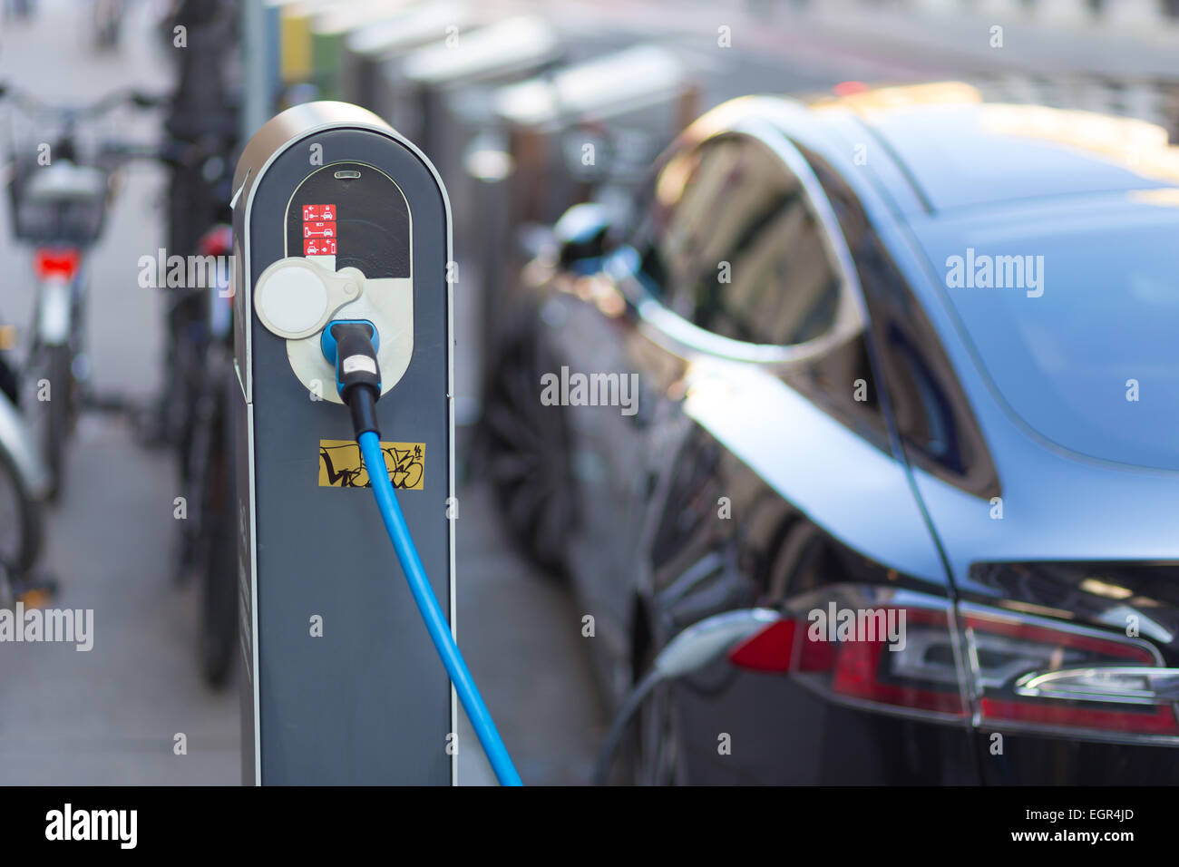 Voiture électrique dans la station de charge. Banque D'Images