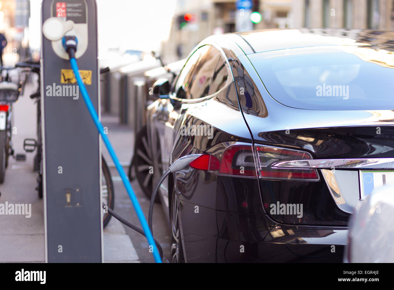 Voiture électrique dans la station de charge. Banque D'Images