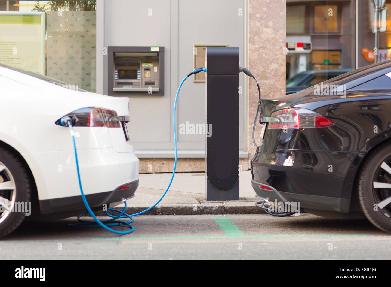 Voitures électriques dans la station de charge. Banque D'Images