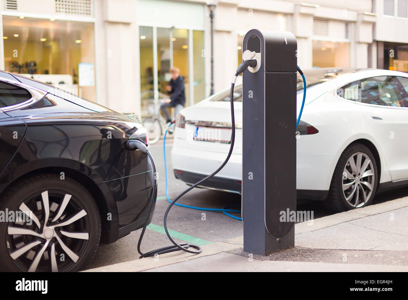 Voitures électriques dans la station de charge. Banque D'Images