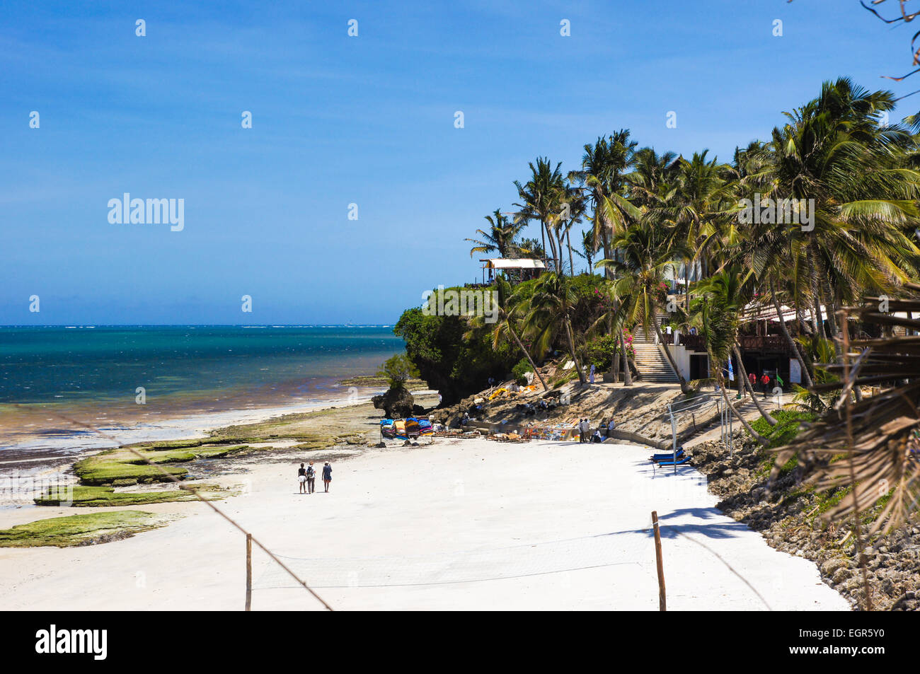 Plage de sable blanc de la côte nord de Mombasa Beach, Mombasa, Kenya, Africa Banque D'Images