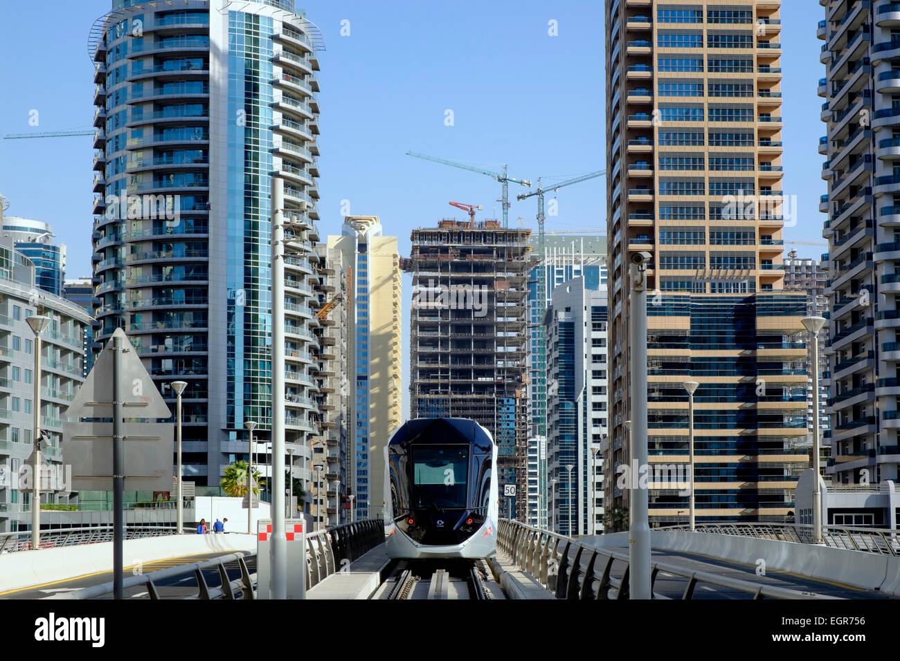 Nouveau tramway de Dubaï dans la Marina de Dubaï en Émirats Arabes Unis Banque D'Images