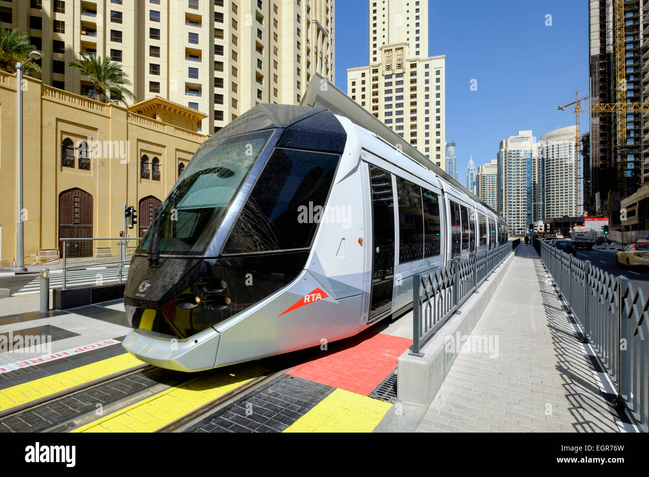 Nouveau tramway de Dubaï dans la Marina de Dubaï en Émirats Arabes Unis Banque D'Images