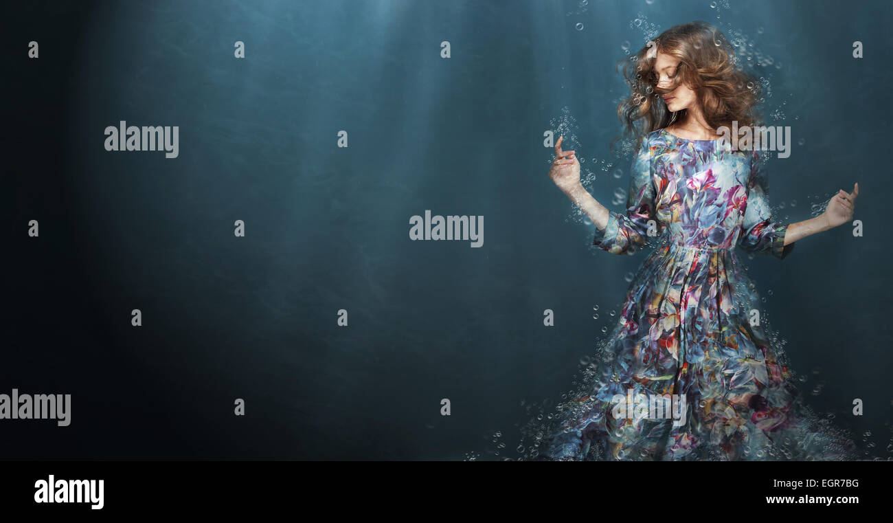 L'immersion. Femme en bleu profond de la mer. Fantasy Banque D'Images